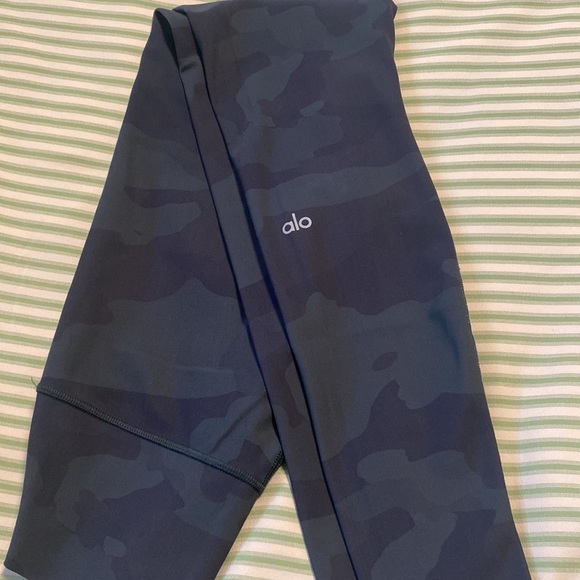 ALO Yoga camo exercise pants. - Picture 4 of 6